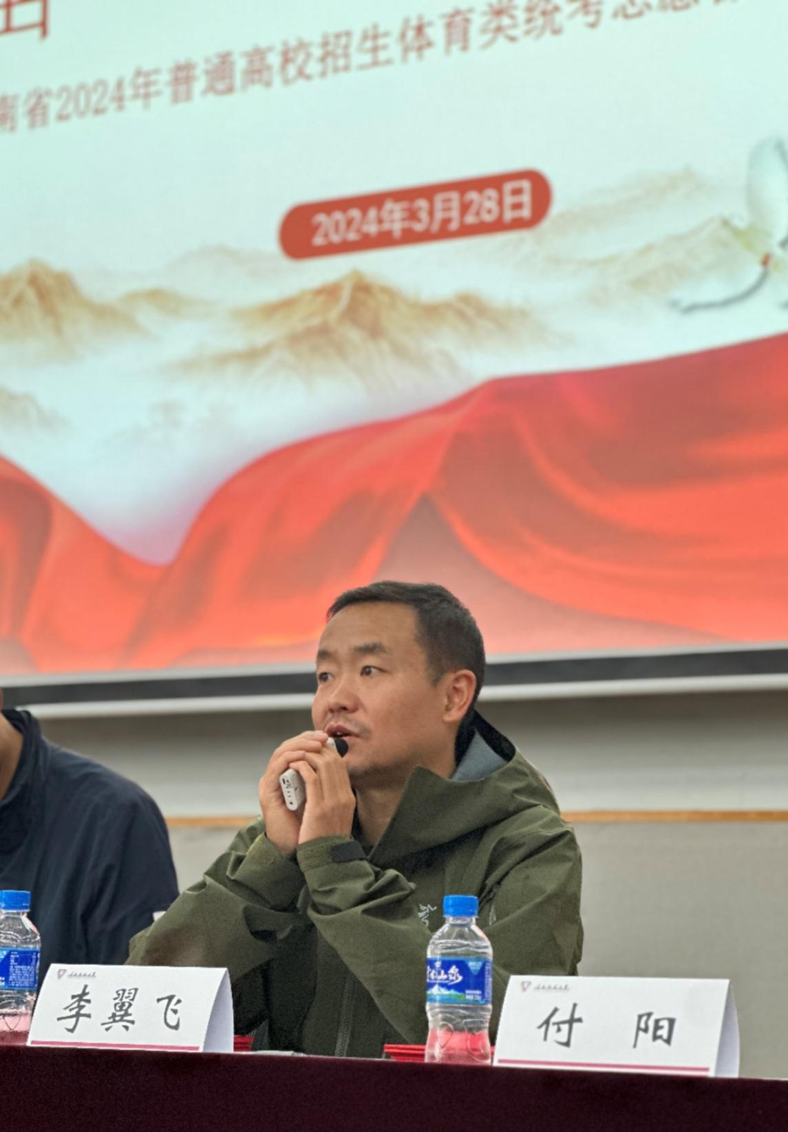 桌子上有人的照片上写着字描述已自动生成