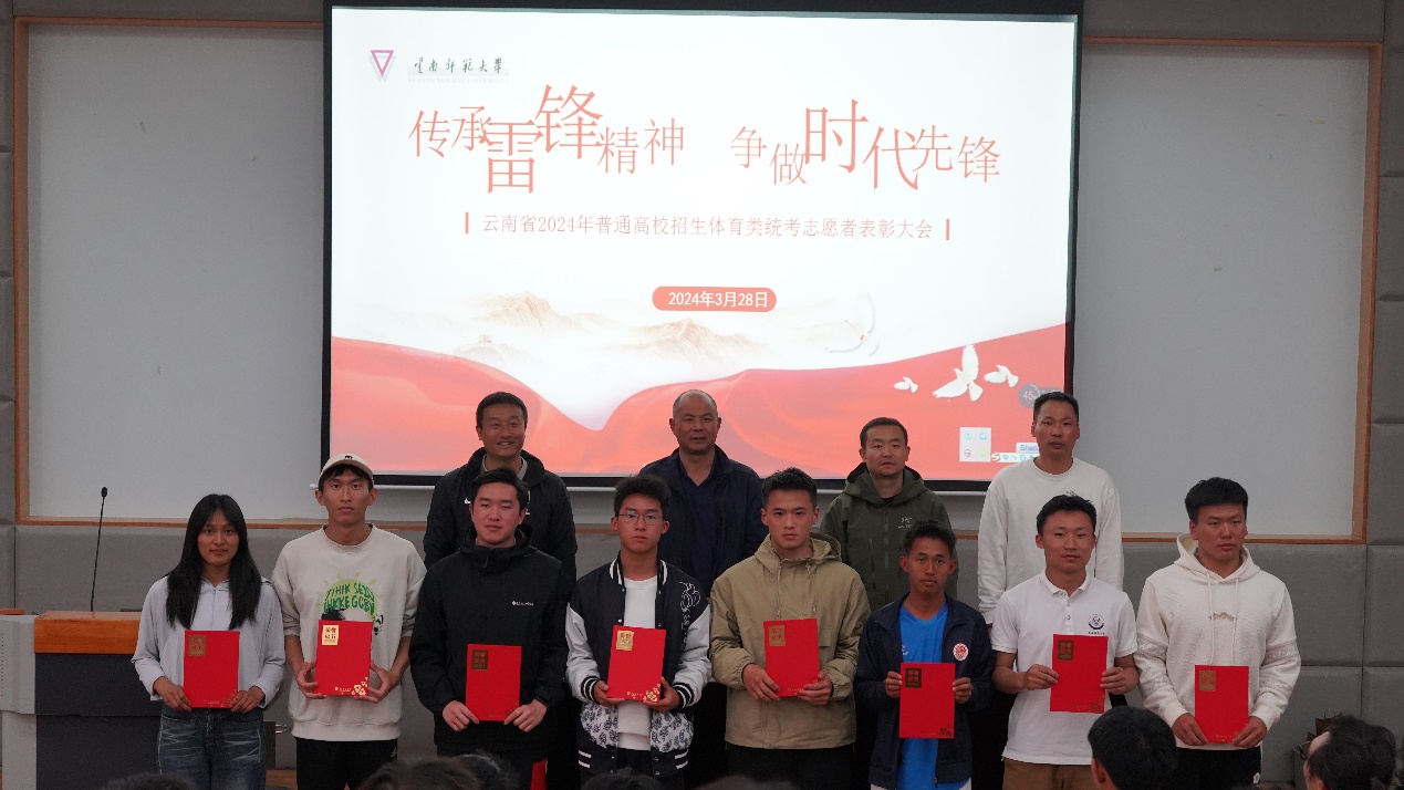 一群人站在一起描述已自动生成